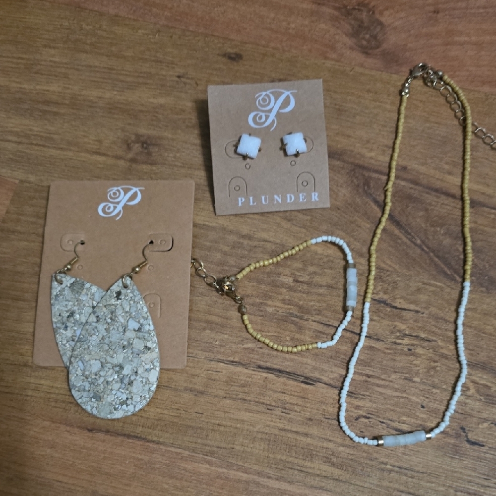 Plunder Gold and White Earrings Set